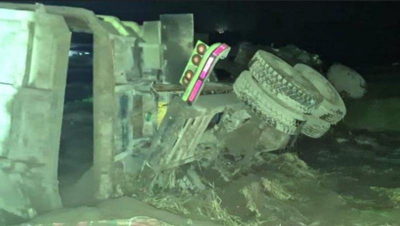 Truk terguling karena kecelakaan beruntun di Jalan Lintas Bukittinggi-Payakumbuh. (ANTARA/Alfatah)