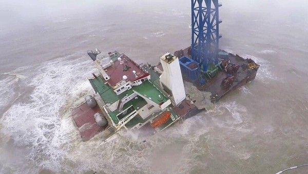 Penampakan kapal yang patah menjadi dua usai dihantam badai di perairan Laut China Selatan, dekat Hong Kong (dok. Hong Kong Government Flying Service via AP)