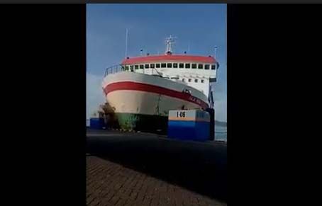 Kapal ferry milik PT Gunung Makmum Permai Rajabasa menabrak Dermaga 1 Pelabuhan Bakauheni.(Ist)