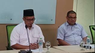 Presiden Aksi Cepat Tanggap (ACT) Ibnu Khajar (kanan) saat konferensi pers di Menara 165, Jalan TB Simatupang, Jakarta Selatan, Senin (4/7/2022).