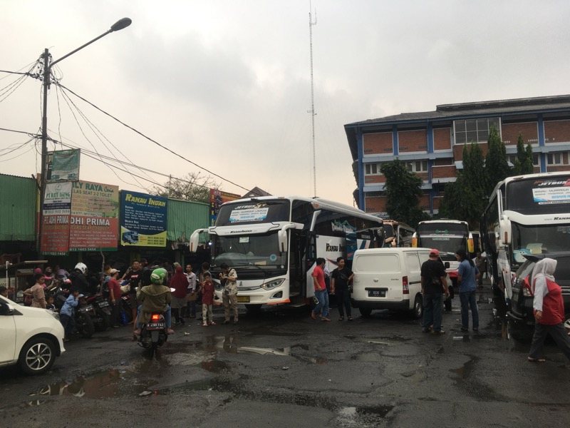 Penumpang bajiri loket tiketing bus Sumatera di Terminal Bekasi, Rabu (6/7/2022). Foto: BeritaTrans.com.
