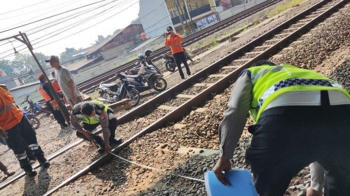 Petugas Satlantas Polres Metro Bekasi Kota melakukan cek TKP kecelakaan di perlintasan kereta kolong Flyover Kranji, Kamis (7/7/2022).