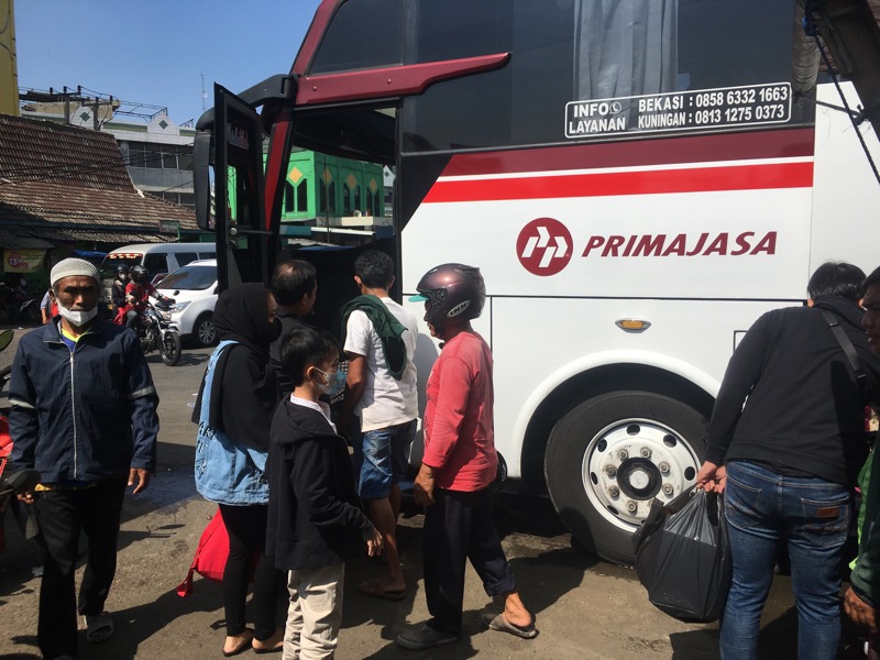 Penumpang bus Primajasa rute Bekasi-Kuningan, Jumat (8/7/2022). Foto: BeritaTrans.com.