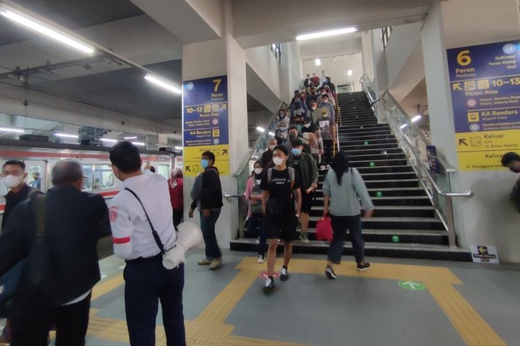 Suasana Stasiun Manggarai, Tebet, Jakarta Selatan pada Senin (6/6/2022). (KOMPAS.com/Muhammad Isa Bustomi)