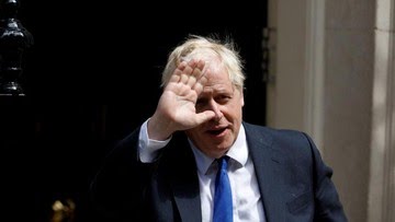Foto: Perdana Menteri Inggris Boris Johnson berjalan di Downing Street, di London, Inggris, 6 Juli 2022. (REUTERS/John Sibley)