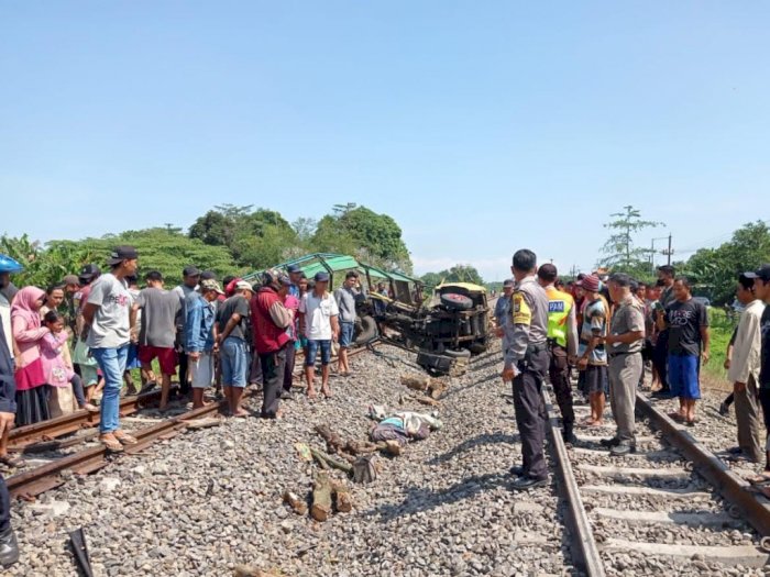 Kecelakaan kereta dan truk di Jombang.