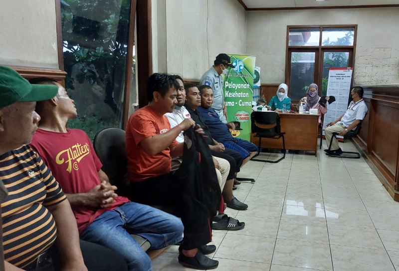 PT Jasa Raharja Perwakilan Bekasi menggelar kegiatan sosial melalui pelayanan pengobatan gratis kepada awak bus. Foto: istimewa.