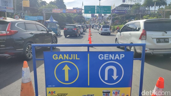 Ganjil genap di jalur Puncak, Bogor. 