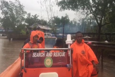 Tim SAR gabungan berangkat untuk mencari kapal longboat berpenumpang enam orang hilang kontak di Timika, Papua sejak Senin (4/7/2022) lalu. 