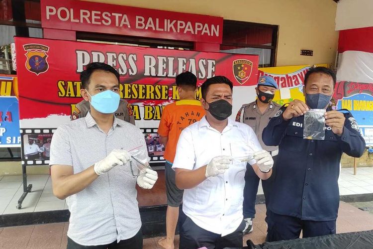Satreskrim Polresta Balikpapan berhasil menangkap pelaku pencurian perhiasan Dewi Persik(KOMPAS.COM/Ahmad Riyadi)