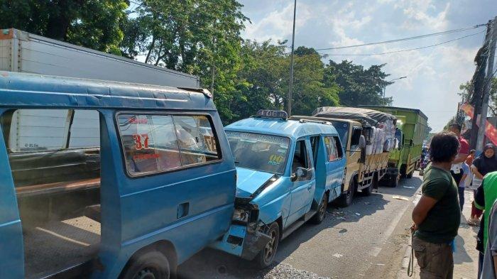 Kecelakaan melibatkan tujuh kendaraan di Jalan Raya Bogor, Kecamatan Ciracas, Jakarta Timur, Jumat (8/7/2022).