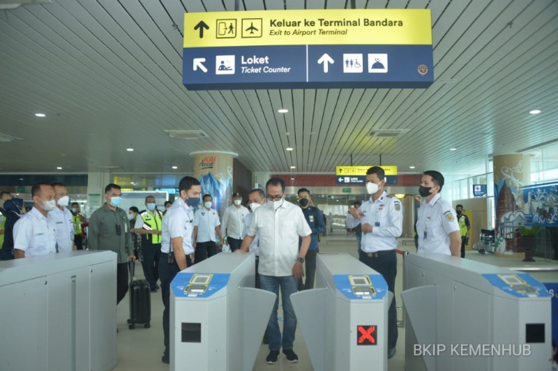 Menhub menjajal naik KA Bandara YIA