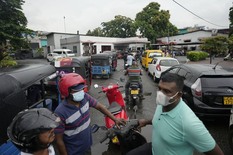 Sri Lanka kehabisan bensin dan berakibat antrean panjang orang-orang untuk mengisi BBM di SPBU Colombo, ibu kota negara itu, Sabtu (11/6/2022). Krisis Sri Lanka bangkrut terjadi setelah gagal bayar utang luar negeri 51 miliar dollar AS (Rp 757,5 triliun) pada April.(AP PHOTO/ERANGA JAYAWARDENA)