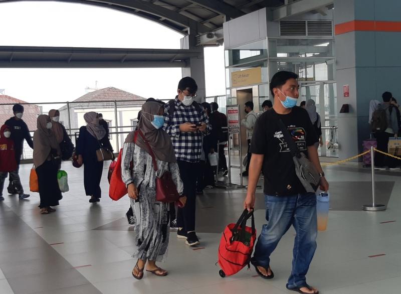 Penumpang KRL memasuki Stasiun Bekasi, Senin (11/7/2022).