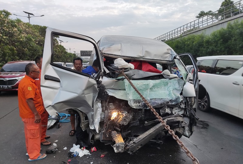Kecelakaan mobil di Tol Jagorawi arah Bogor, Senin (11/7/2022) pagi. Foto: Dok TMC Polda Metro Jaya.