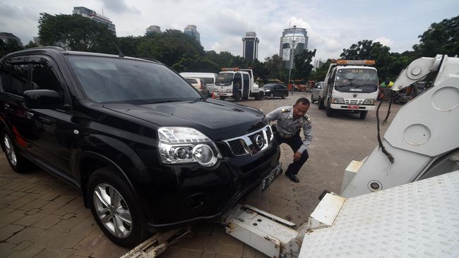 Dishub DKI Jakarta menderek 43 kendaraan di Jalan Senopati dan sekitarnya selama enam hari operasi parkir liar. 