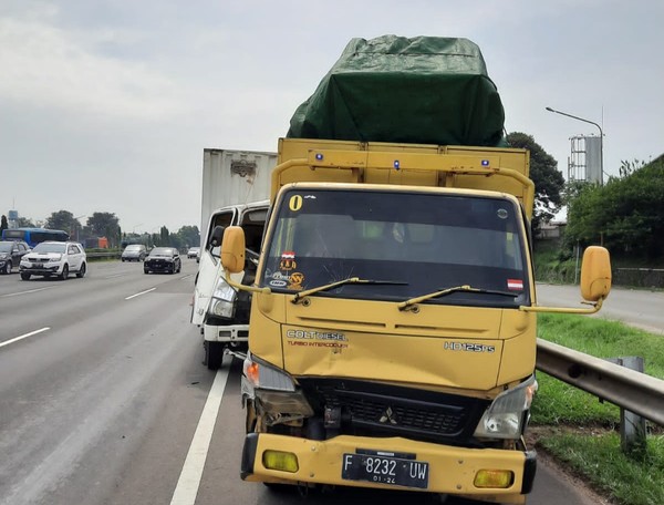 Tiga mobil terlibat kecelakaan beruntun di Km 33 Tol Jagorawi. Diduga karena sopir tidak menjaga jarak aman kendaraan. (Foto: dok. Istimewa) 
