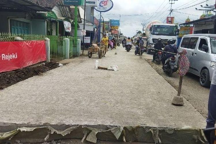 Pembangunan ruas jalan di wilayah selatan Kabupaten Bandung Barat (KBB) hingga saat ini masih terkendala. Akhirnya penyelesaian proyek jalan tersebut terhambat. (Ist)