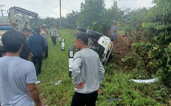 Kondisi mobil minibus yang membawa anggota DPRD Kota Pangkalpinang ringsek saat kejadian lakalantas di Desa Ranggas Kabupaten Bangka Selatan. (Foto: Istimewa)