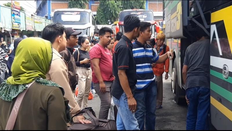 Penumpang bus akan menaiki bus yang diberangkatkan, Rabu (13/7/2022).