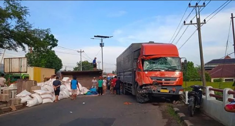 Kecelakaan maut dua truk terjadi di halur Pantura, Subah, Batang, Jawa Tengah, Rabu (13/7/2022). Foto: instagram/@batanghelp.