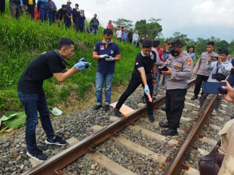 Polisi melakukan olah TKP di lokasi korban terlindas kereta api di Desa Pakemitan Ciawi Kabupaten Tasikmalaya, Selasa (12/7/2022).
