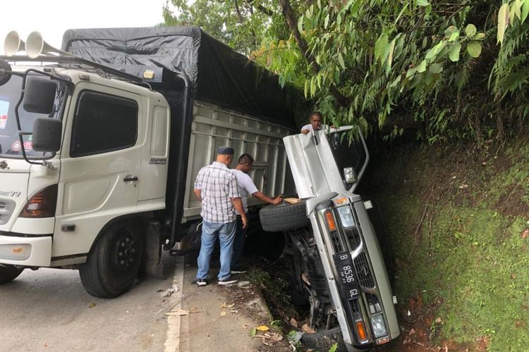 Tabrakan beruntun terjadi di kawasan Sitinjau Lauik, Rabu (13/7/2022) melihatkan 4 kendaraan.