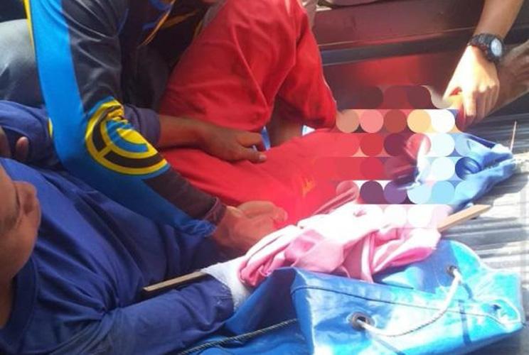 Korban saat dievakuasi ke RS Bhakti Asih untuk mendapatkan pertolongan medis. (iNews.id)