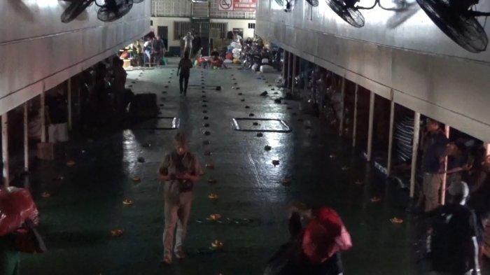 Kapal KM Prince Soya dipastikan gagal berlayar usai insiden keluar asap tebal dari dalam kapal. Insiden itu terjadi saat kapal sandar di dermaga Pelabuhan Nusantara Parepare, Jl Andi Cammi, Kecamatan Ujung, Kota Parepare, Rabu (13/7/2022). 