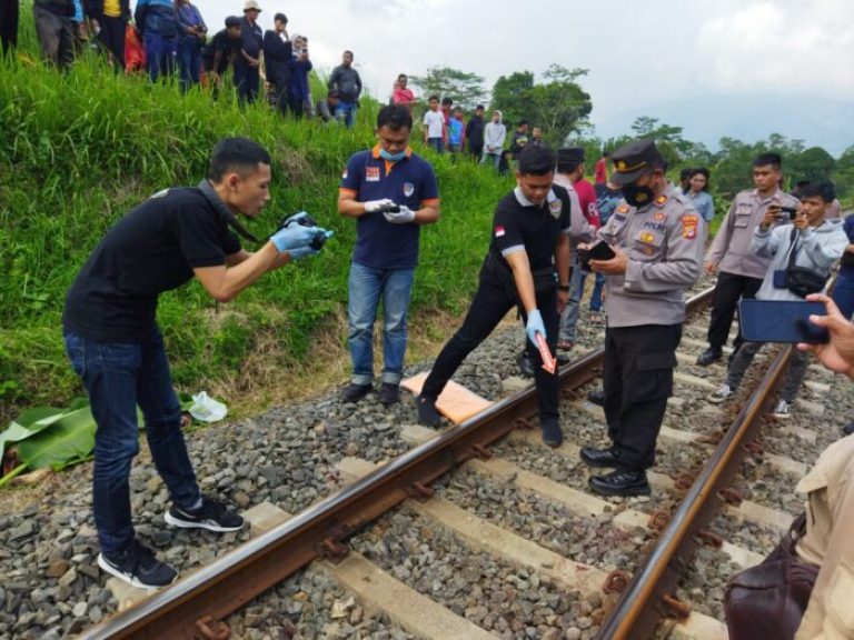 Foto ilustrasi: Petugas melakukan investigasi kecelakaan KA di rel.