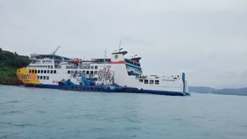 KMP Batumandi kandas dan berhenti di sebuah pulau. Kapal itu berlayar dari Pelabuhan Bakauheni ke Merak, Banten.