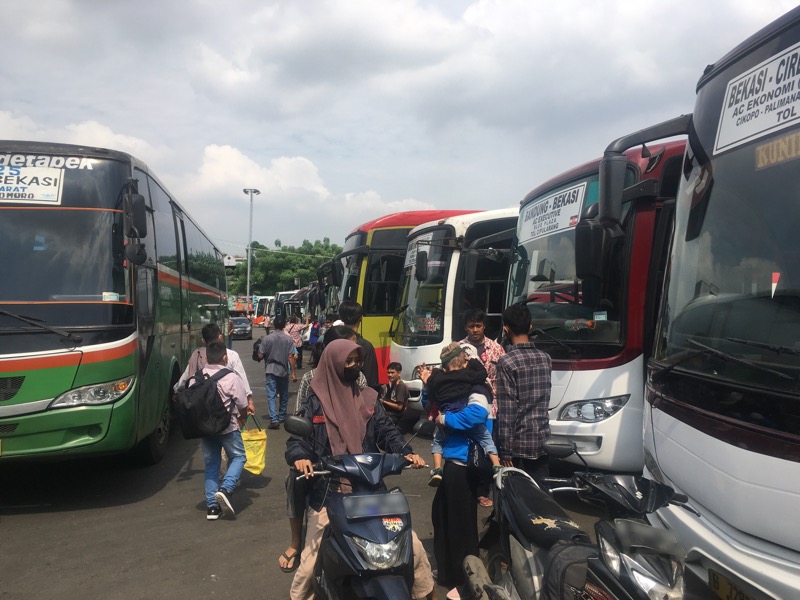 Calon penumpang bus antarkota di Terminal Kota Bekasi, Jumat (15/7/2022). Foto: istimewa.
