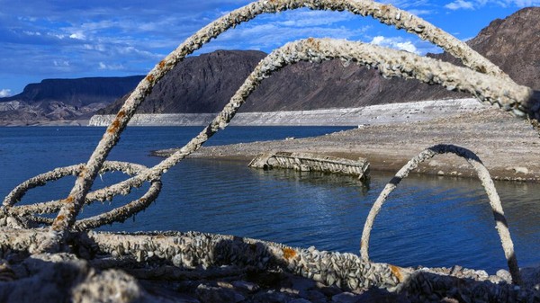 Sebuah tanda menandai garis air di dekat Danau Mead, Boulder City, Nevada, Amerika Serikat, Sabtu (9/7/2022). 