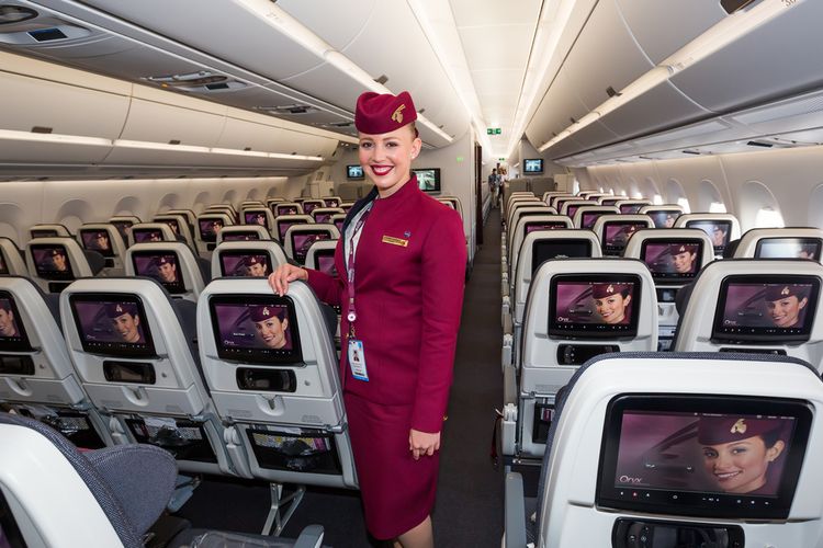 Kru kabin Qatar Airways berpose di dalam pesawat Airbus A350. Qatar Airways kembali menjadi maskapai terbaik dunia pada 2022 versi AirlineRatings.com.(SHUTTERSTOCK/M101STUDIO)