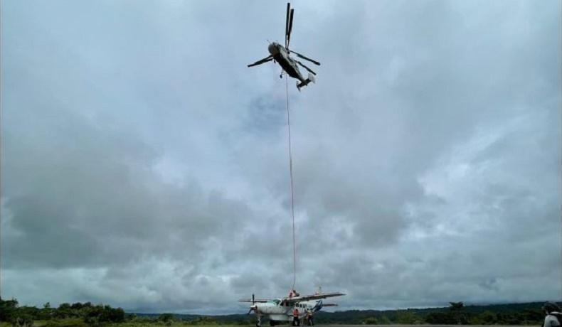 Helikopter saat mengevakuasi pesawat SAM Air yang rusak ditembaki KKB di Bandara Kenyam pada awal Juni lalu. (Foto : Humas Polda Papua)