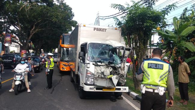 Kondisi salah satu truk boks yang terlibat tabrakan beruntun di Bypass Ir Soekarno, Jalur Denpasar-Gilimanuk, Kecamatan Tabanan, Kabupaten Tabanan, Bali, Kamis (14/7/2022). Foto: Istimewa