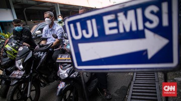 Pemilik kendaraan bisa tak melakukan uji emisi untuk memperpanjang STNK, namun dikenakan denda yang dibebankan pada Pajak Kendaraan Bermotor. (CNNIndonesia/Adi Ibrahim)