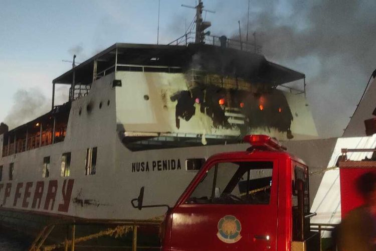 Sebuah kapal Feri KMP Nusa Penida terbakar di Pelabuhan PT Dukuh Raya Desa Labuhan Tereng, Kecamatan Lembar, Lombok Barat, Nusa Tenggara Barat (NTB) Sabtu (16/7/2022) sore.(Dok. Polsek Lembar)