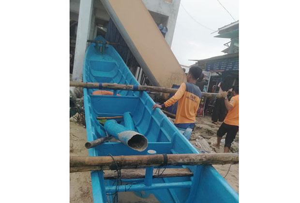 Sejumlah nelayan di Gunungkidul bergotong royong memindahkan kapal ke tempat yang lebih aman. Sebanyak 6 kapal di Gunungkidul rusak dihantam gelombang tinggi. (Foto:Ist)