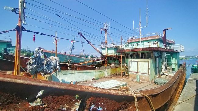 Kapal-kapal tua dari Pelabuhan Benoa dipindahkan ke kolam labuh PPN Pengambengan, Desa Pengambengan, Jembrana, Jumat (15/7/2022). 