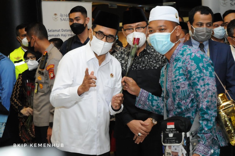 Menhub, Menko PMK bersama salah satu jamaah haji