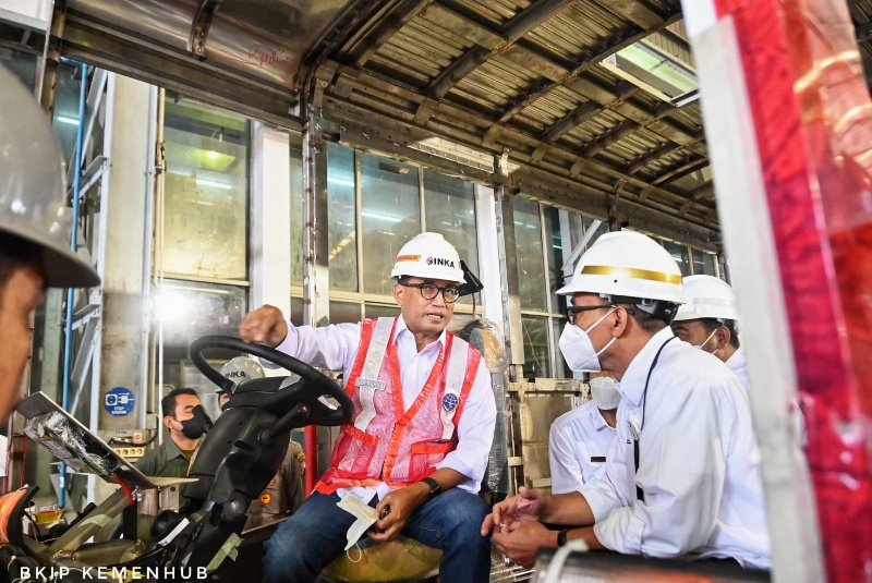 Menhub di INKA Madiun