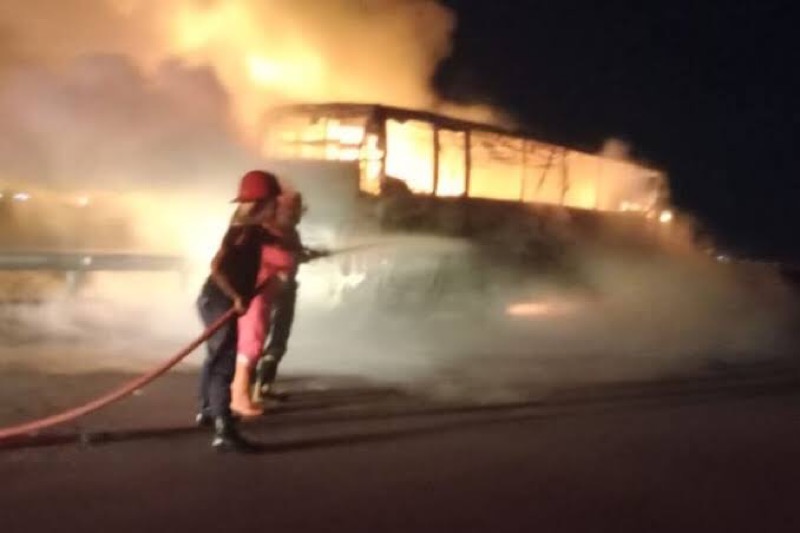 Bus Rosalia Indah Hangus terbakar di Tol Pejagan-Pemalang Minggu (17/7/2022) dini hari. Foto: istimewa.