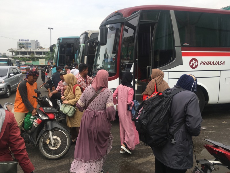 Penumpang bus Primajasa tujuan Bandung di Terminal Bekasi, Minggu (17/7/2022). Foto: istimewa.
