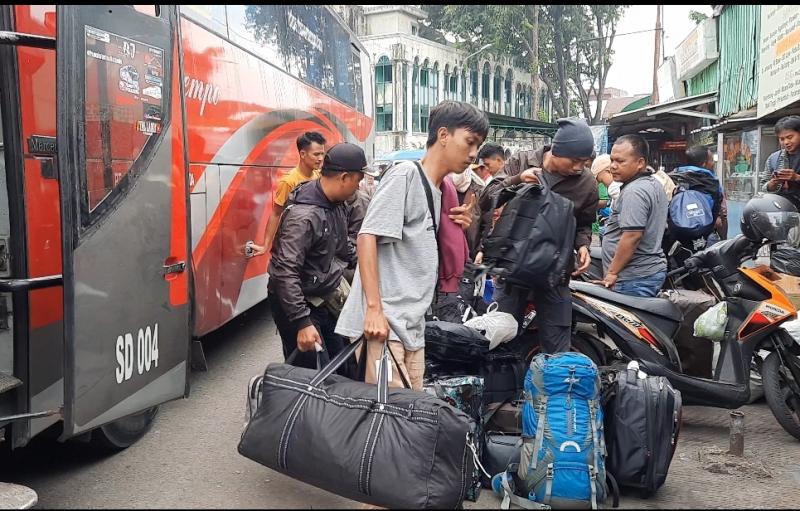 Penumpang bus baru tiba di Terminal Bekasi, Ahad (17/7/2022). Pada hari ini syarat perjalanan diberlakukan mengikuti SE Kemenhub Nomor 73 Tahun 2022 tentang pengaturan Perjalanan Transportasi Darat.