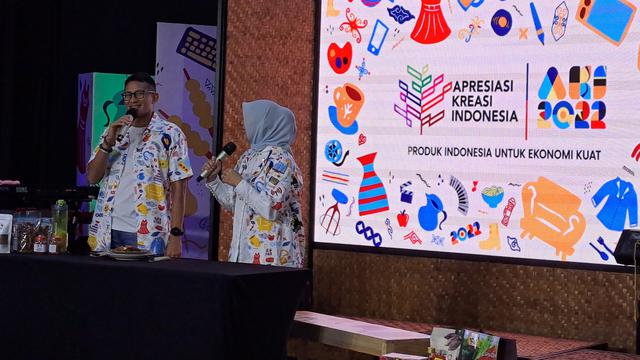 Menteri Pariwisata dan Ekonomi Kreatif (Menparekraf) Sandiaga Uno mengapresiasi tren Citayam Fashion Week di kawasan Jenderal Sudirman, Jakarta Selatan.
