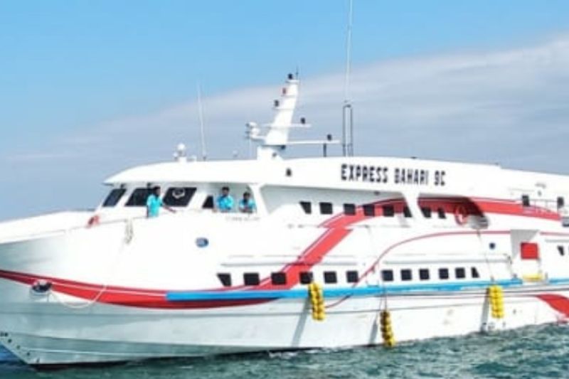 Kapal Express Bahari 9C sedang berlayar dari Pelabuhan Batu Guluk, Pulau Kangean, menuju Pelabuhan Kalianget, Kabupaten Sumenep.