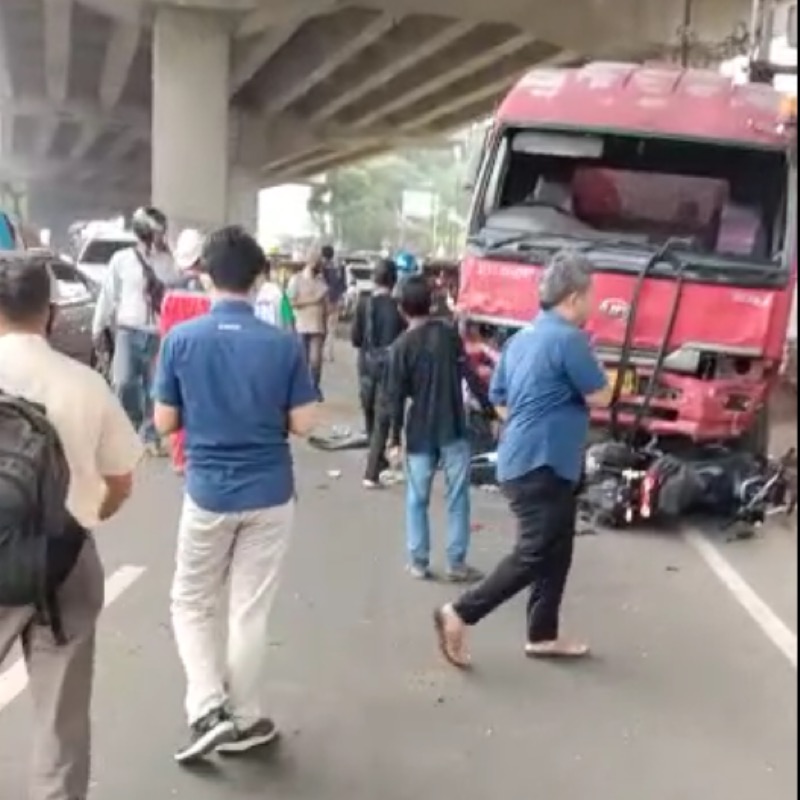 Tabrakan berutun truk tangki BBM dengan sepeda motor dan mobil di Cibubur, Senin (18/7/2022). Foto: tangkapan layar/istimewa.