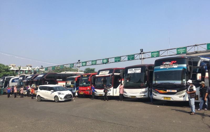 Bus antarkota di area keberangkatan Terminal Kota Bekasi, Senin (18/7/2022). Foto: BeritaTrans.com.