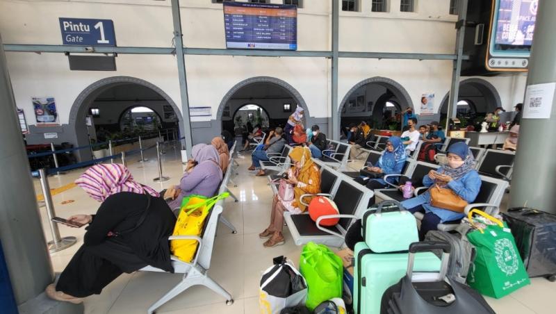 Penumpang KA menanti keberangkatan di Stasiun Pasar Senen. (Foto/Dok.KAI Daop 1 Jakarta)